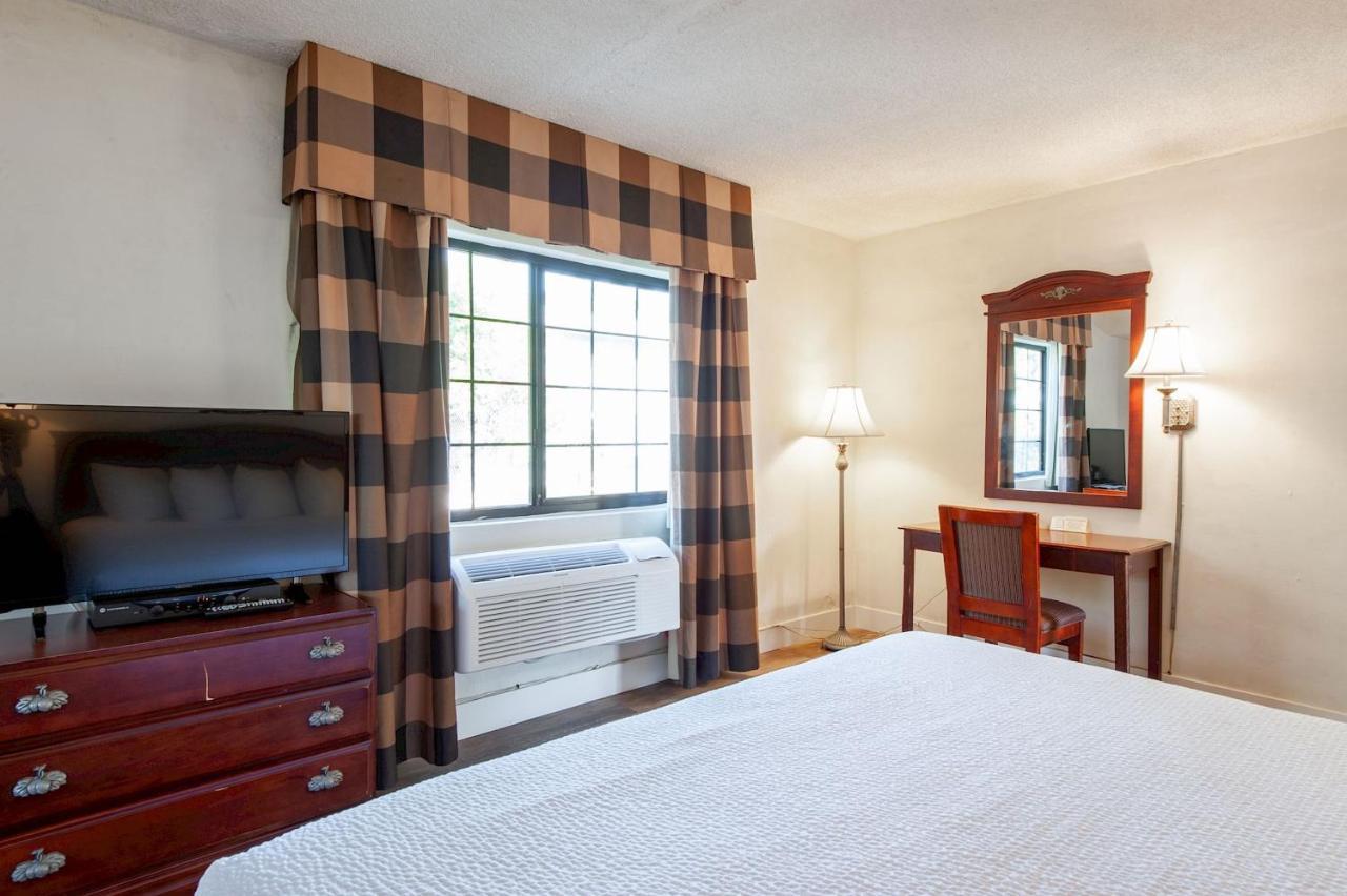 Motel Court Yard 2*