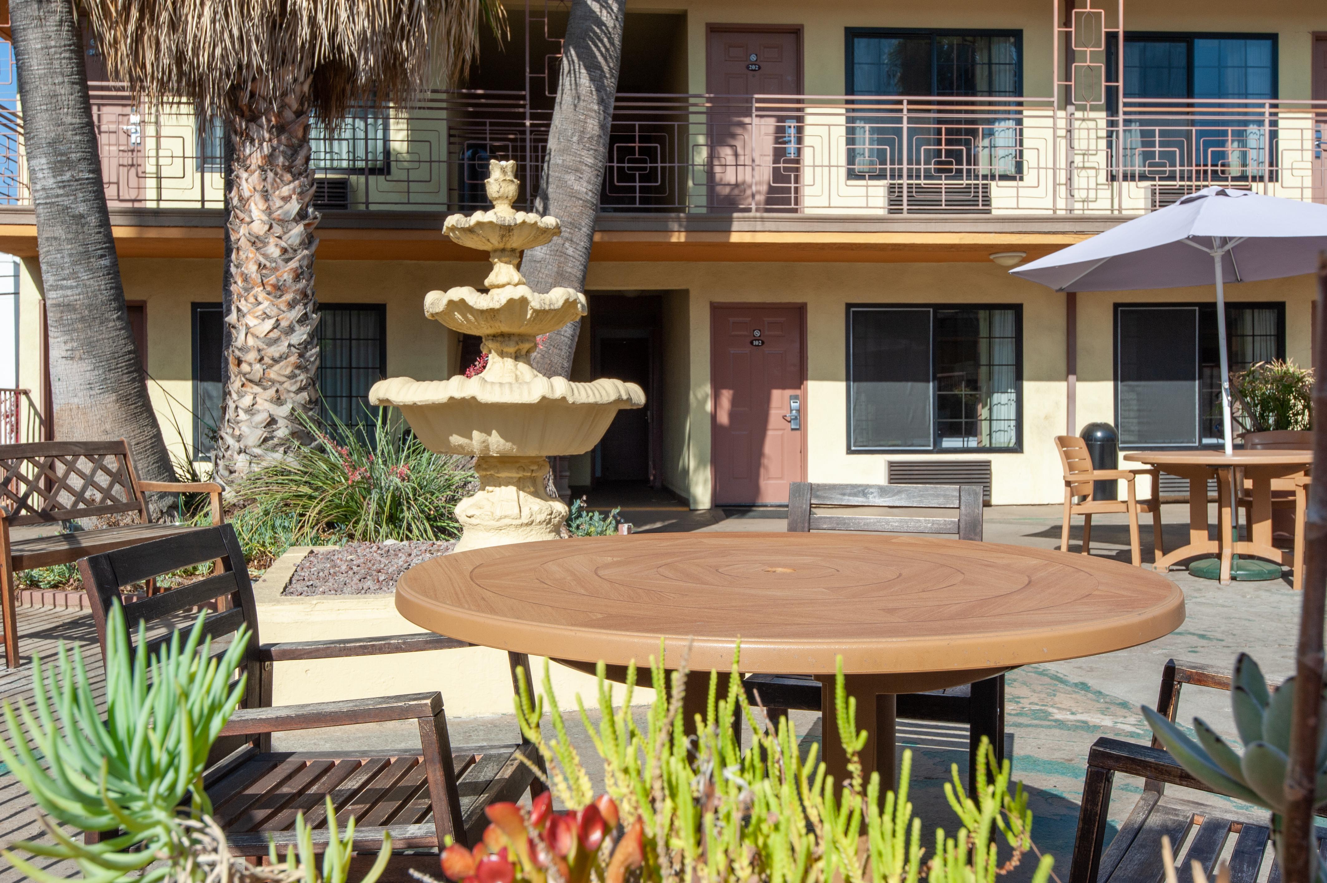 Court Yard Motel 2*