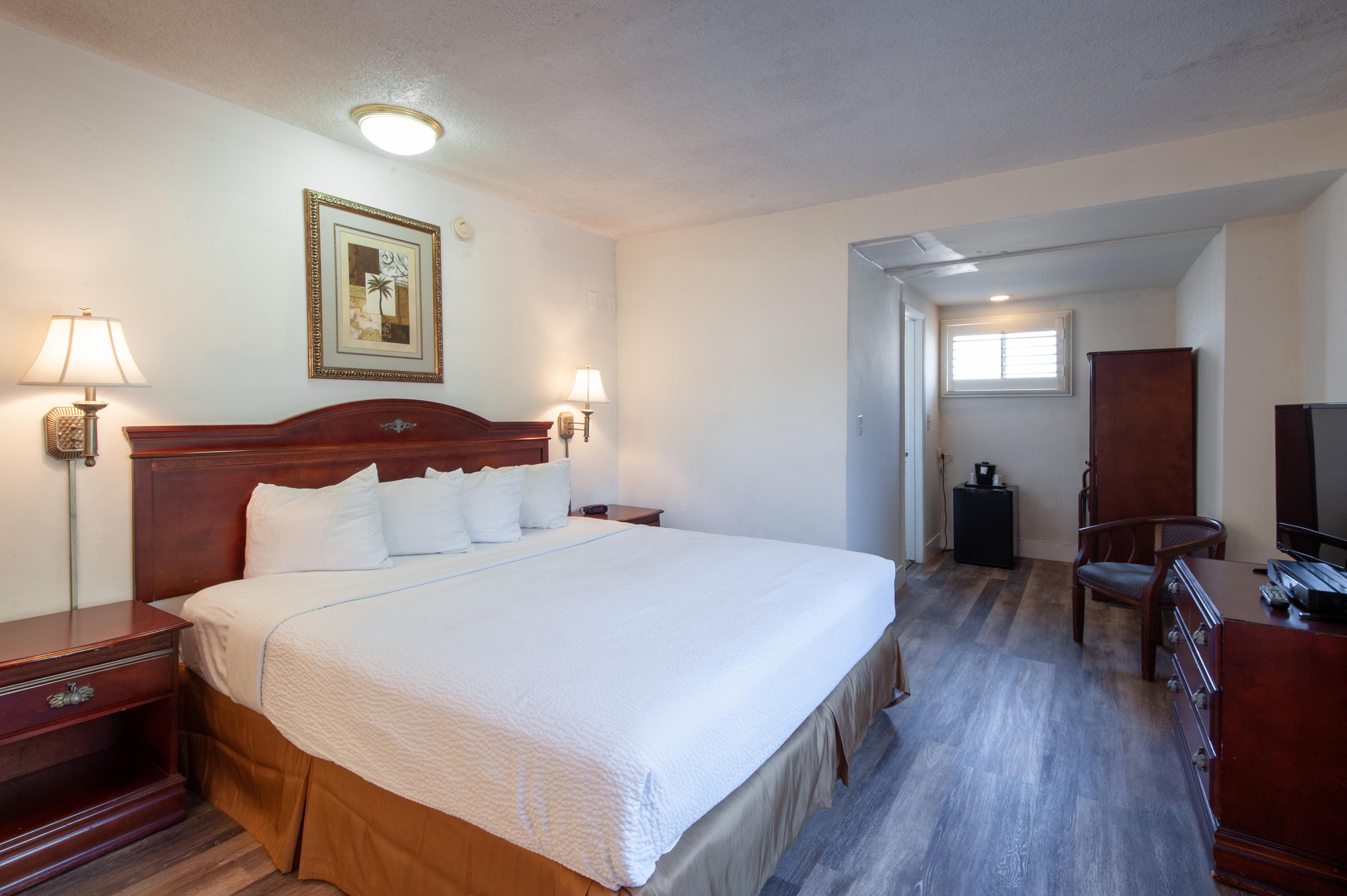 Motel Court Yard 2*