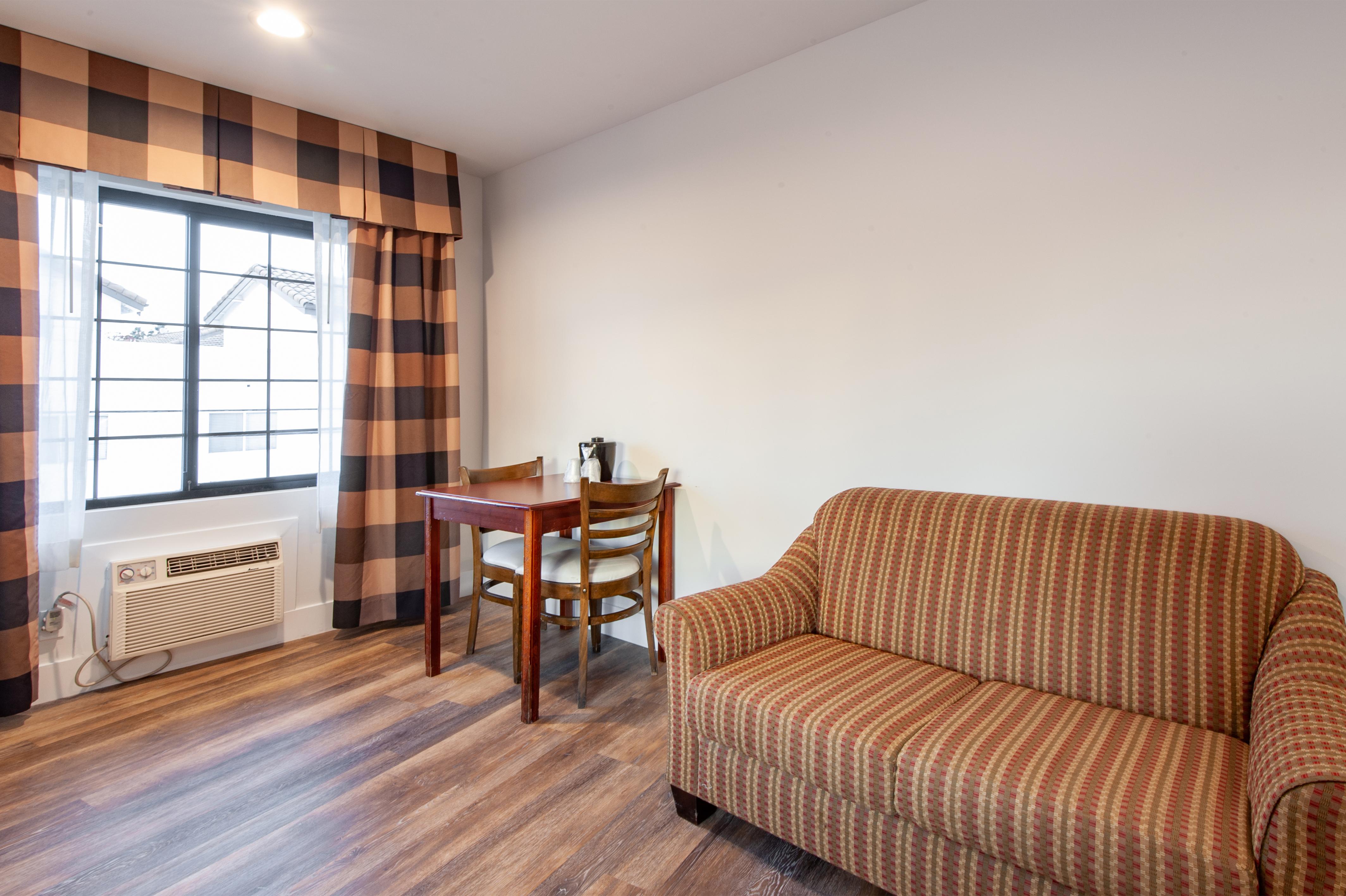 Court Yard Motel 2*