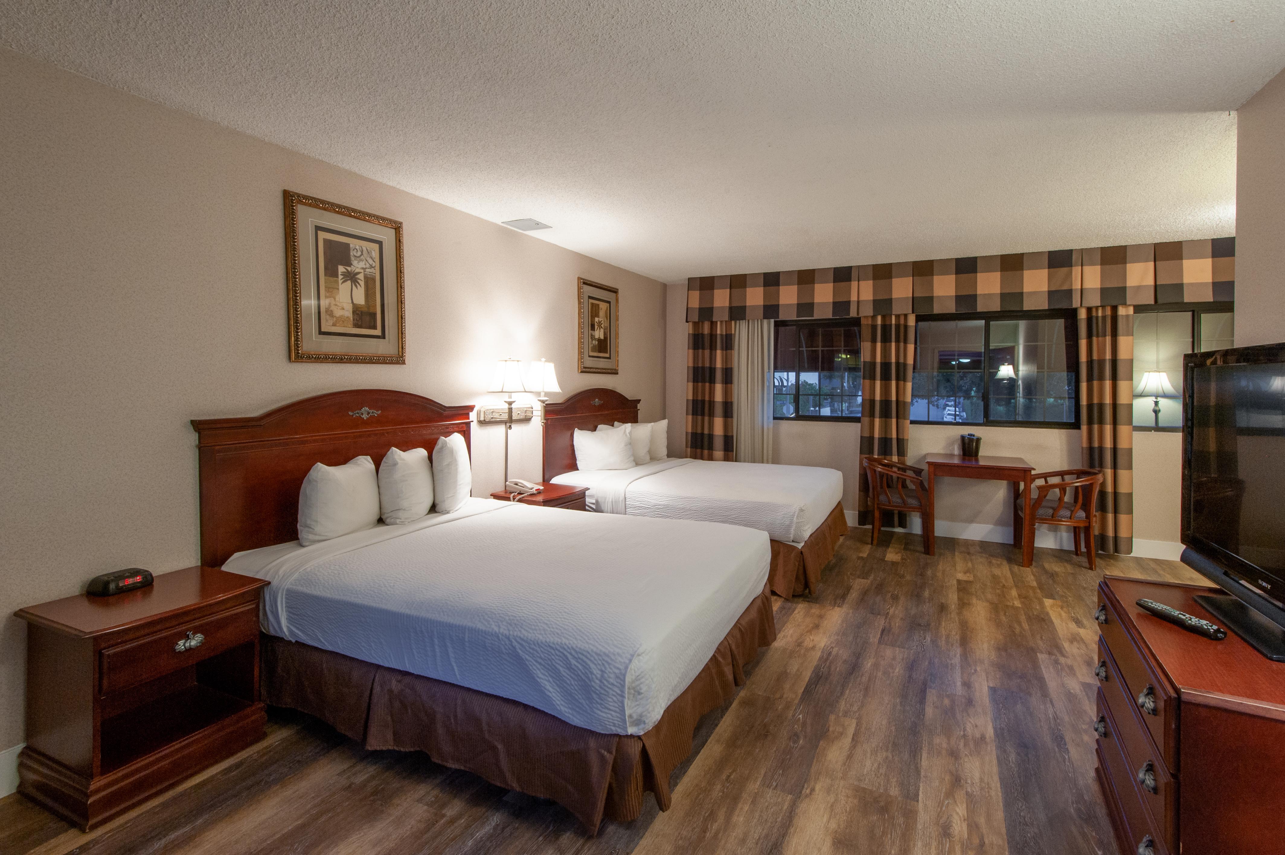 Motel Court Yard 2*