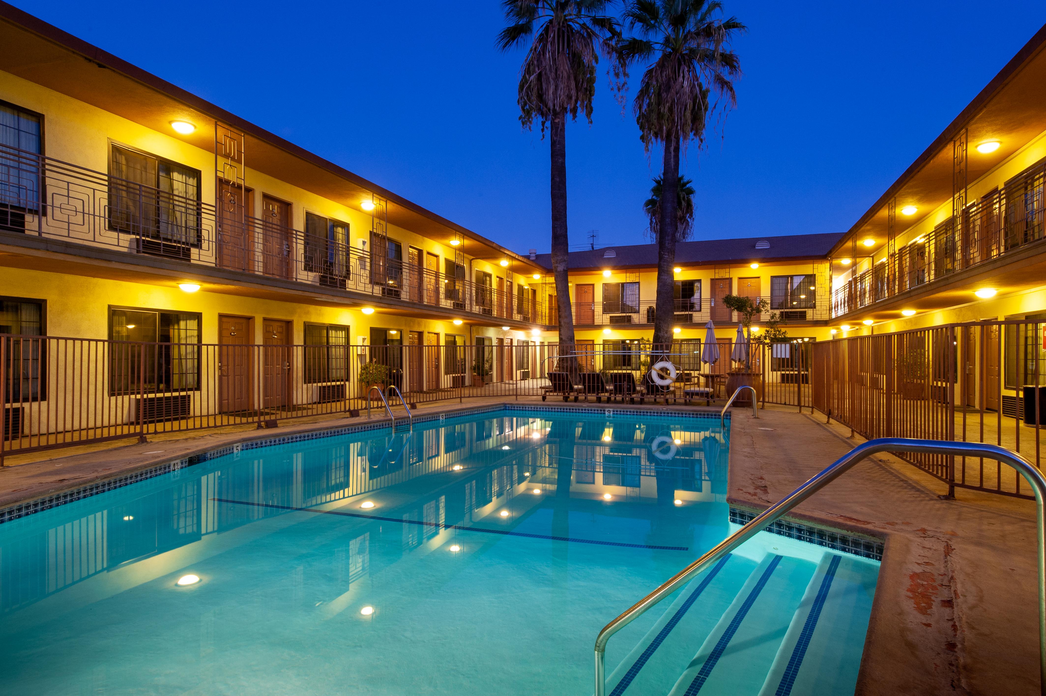 Court Yard Motel 2*